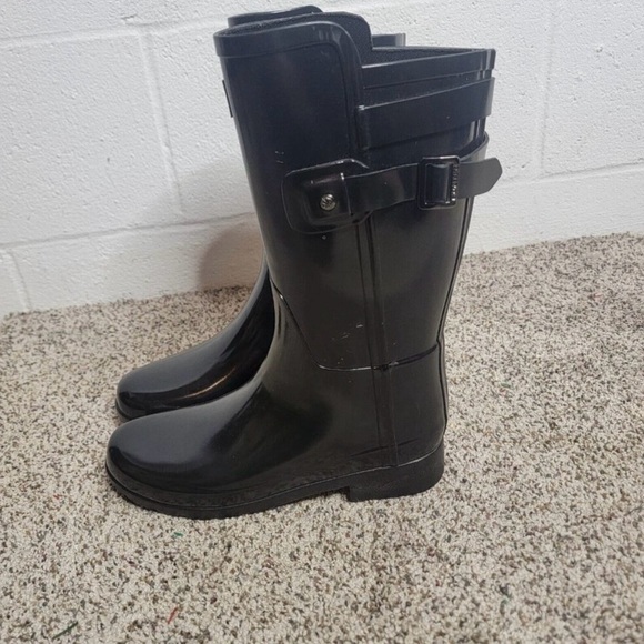 Re-posting did not for me, very cute glossy black Hunter boots - Picture 6 of 7